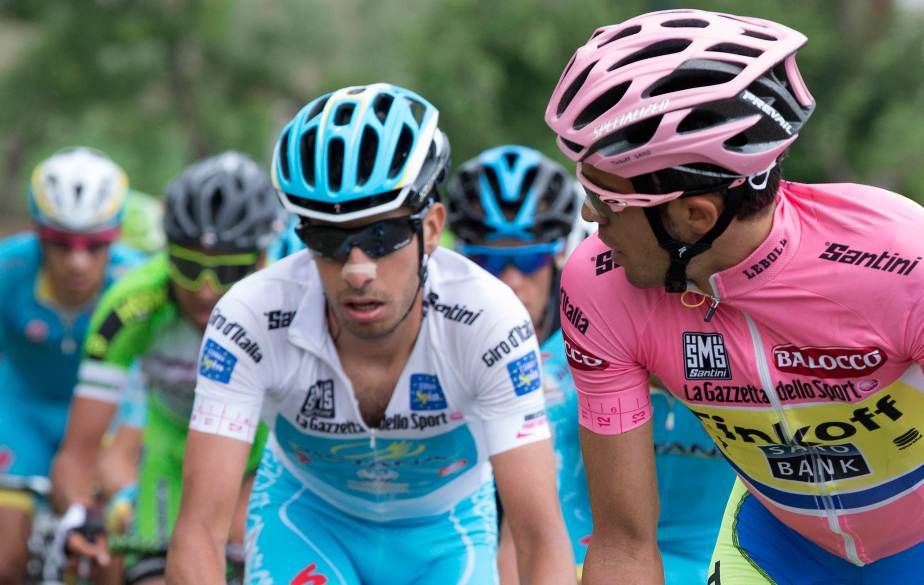 The pink jersey sizes up one of his major rivals (Claudio Peri)
