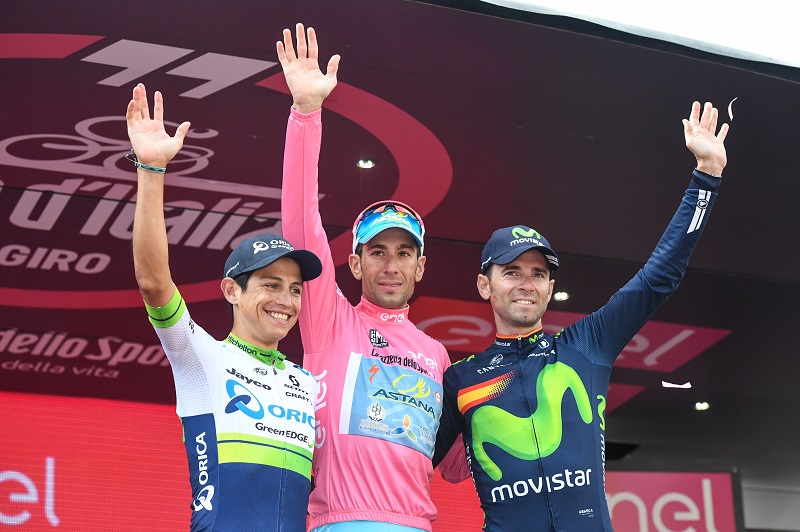 Vincenzo Nibali (C) vince il Giro d'Italia 2016, secondo classificato Esteban Chaves (S) e terzo Alejandro Valverde (d) Torino, 29 maggio 2016.  ANSA/ALESSANDRO DI MEO