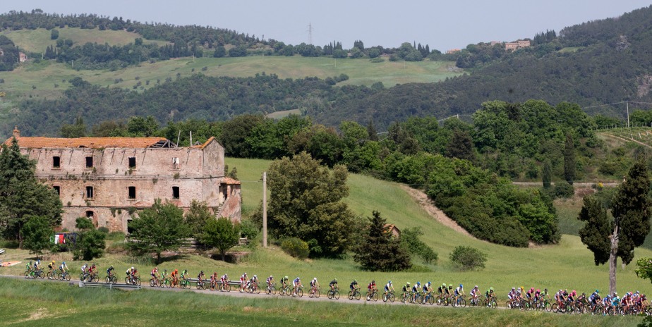 The peloton ride through the countryside on stage six (ANSA/Claudio Peri)