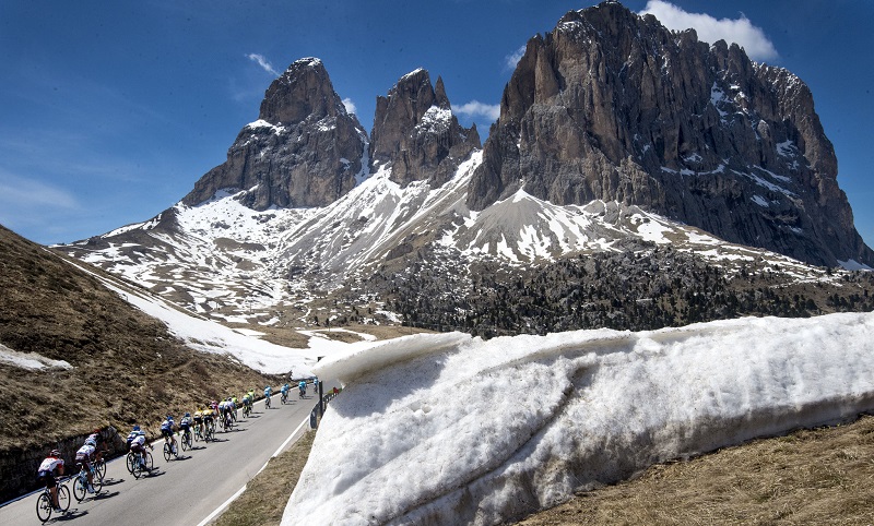 The pack is on the way of the 14th stage of Giro dÕItalia cycling race from Alpago to Corvara, 21 May 2016. ANSA/CLAUDIO PERI