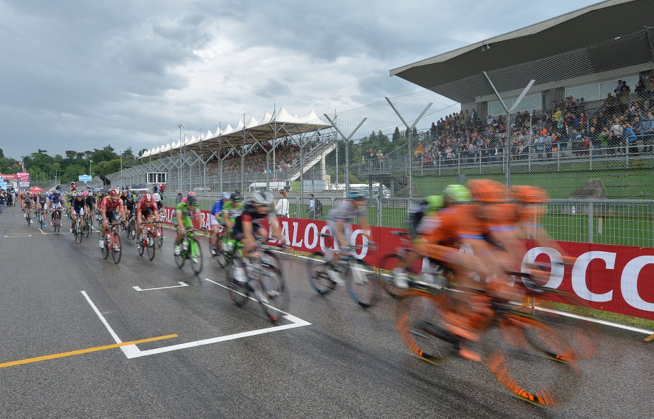 The peloton speeds around a wet Imola Circuit (ANSA/Luca Zennaro)