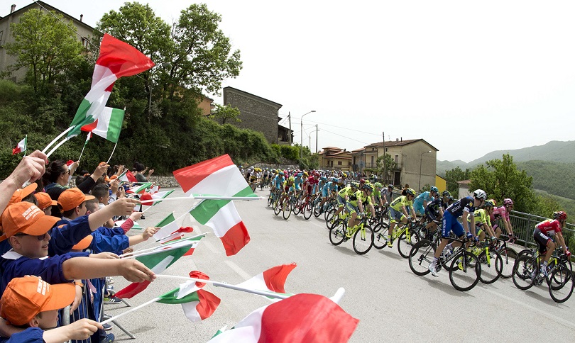 The pack is on the way of the fifth stage of Giro dÕItalia cycling race from Praia a Mare to Benevento, 11 May 2016. ANSA/CLAUDIO PERI