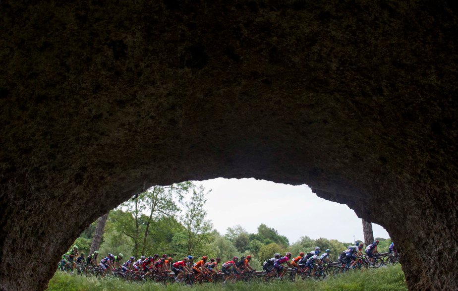 An unusual view of the peloton on stage seven (ANSA - Claudio Peri)