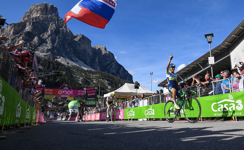 Colombian rider Esteban Chaves (R) of Orica Greenedge team, celebrates after crossing the finish line to win the 14th stage of the Giro d'Italia cycling race over 210 km from Alpago to Corvara, Italy, 21 May 2016. ANSA/ALESSANDRO DI MEO