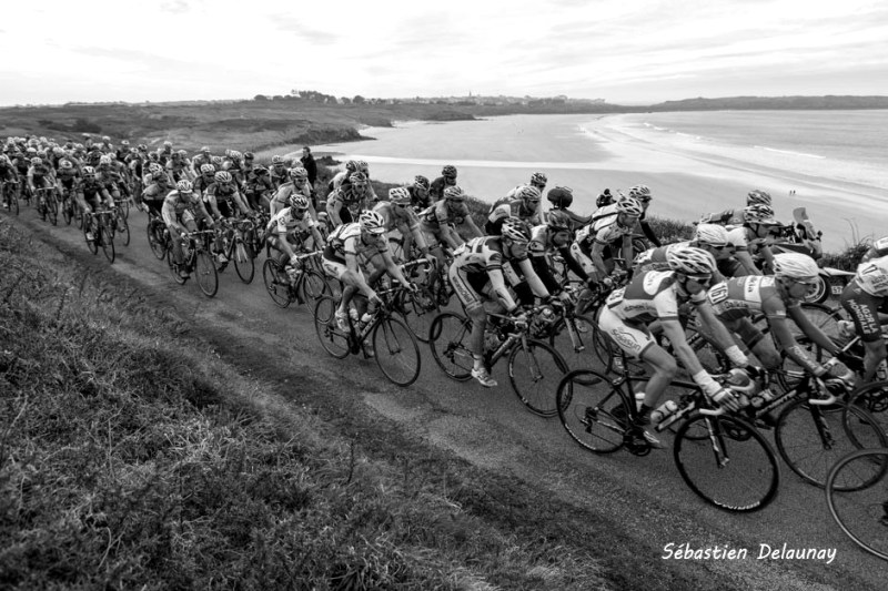 Winds blowing from the coast are another obstacle during the race (Tro-Bro Lèon / Sébastien Delaunay)