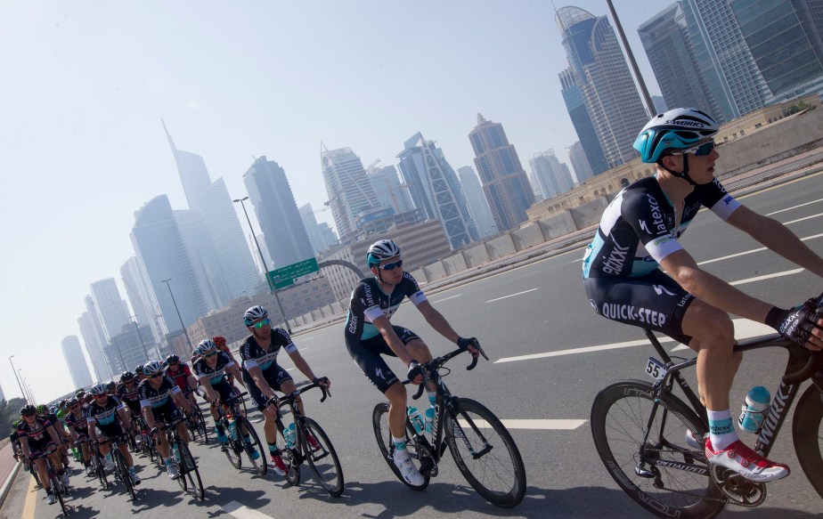 The peloton passes Dubai (RCS)