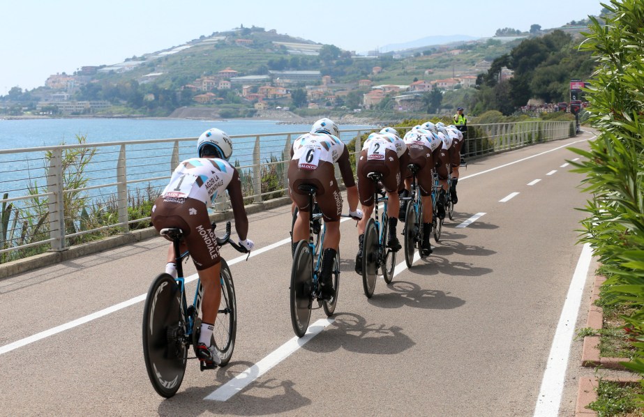 Il team AG2R La Mondiale durante la crono a squadre sulla pista ciclabile tra San Lorenzo al Mare e Sanremo (IM), 9 maggio 2015. ANSA/CLAUDIO PERI