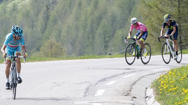(L-R) Italian rider Vincenzo Nibali of Astana Pro Team goes to win the Pink Jersey on Colombian rider Esteban Chaves of Orica GreenEdge and Spanish rider Alejandro Valverde during the 20th stage of Giro d'Italia 2016 from Guillestre to Sant'Anna di Vinadio. ANSA/CLAUDIO PERI