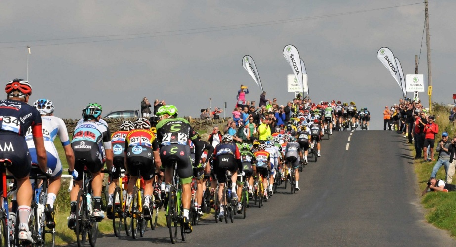 The peloton on the road to Hartside Fell (Sweetspot)
