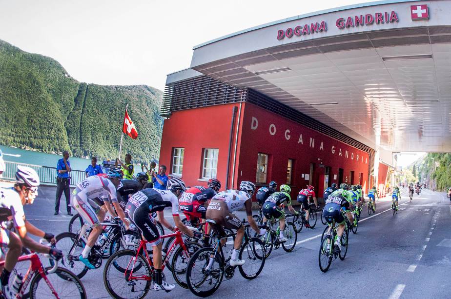 The peloton enter Switzerland on the road to Lugano (ANSA/Claudio Peri)