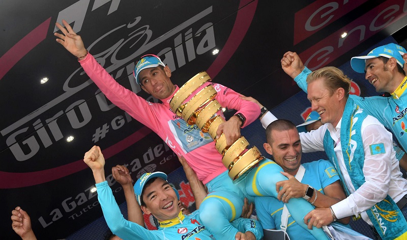 Vincenzo Nibali wearing Pink Jersey holds the Trofeo Senza Fine Award with his teammates of Astana Pro Team on the final podium of the 99th Giro dÕItalia cycling race. Torino, 29 May 2016. ANSA/CLAUDIO PERi
