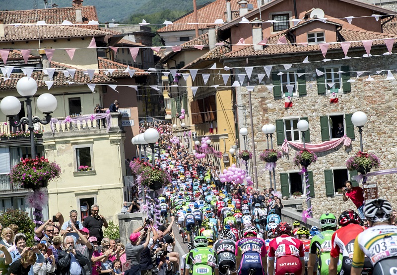 The pack is on the way of te 13th stage of Giro d'Italia 2016 from Palmanova to Cividale del Friuli, 20 May 2016. ANSA/CLAUDIO PERI