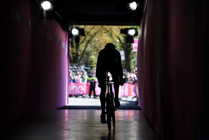 A runner during the start of the TTT first stage Giro d’Italia cycling race in Apeldoorn, Nederland, 6 May 2016.ANSA/ALESSANDRO DI MEO