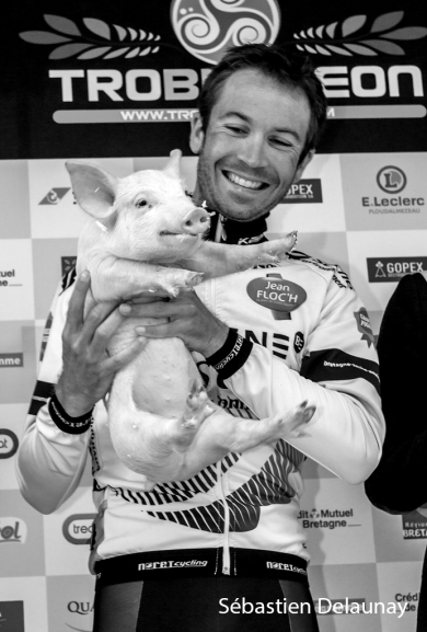 Pierre-Luc Périchon and his prize (Tro-Bro Lèon / Sébastien Delaunay)
