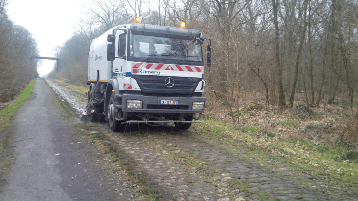 Street Sweeper cleaning Arenberg - March 25 - LES AMIS DE PARIS ROUBAIX