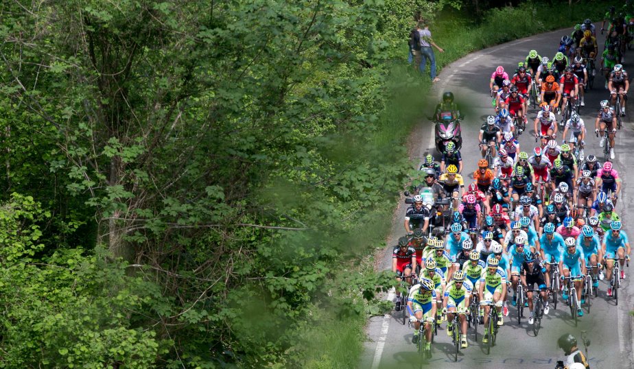 Un momento della terza tappa del Giro d'Italia 2015 da Rapallo a Sestri Levante, 11 maggio 2015. ANSA/CLAUDIO PERI