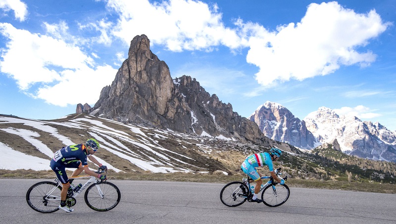 Spanish rider Alejandro Valverde of Movistar Team (L) and Italian rider Vincenzo Nibali of Astana Pro Team on the way of the 14th stage of Giro dÕItalia cycling race from Alpago to Corvara, 21 May 2016. ANSA/CLAUDIO PERI
